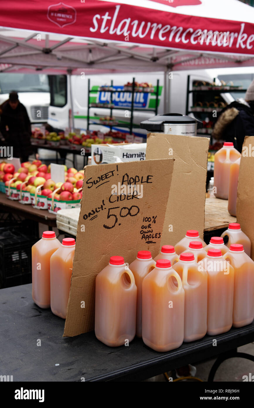 Flaschen Apfelwein für Verkauf auf St Lawrence Markt in Toronto, Kanada Stockfoto