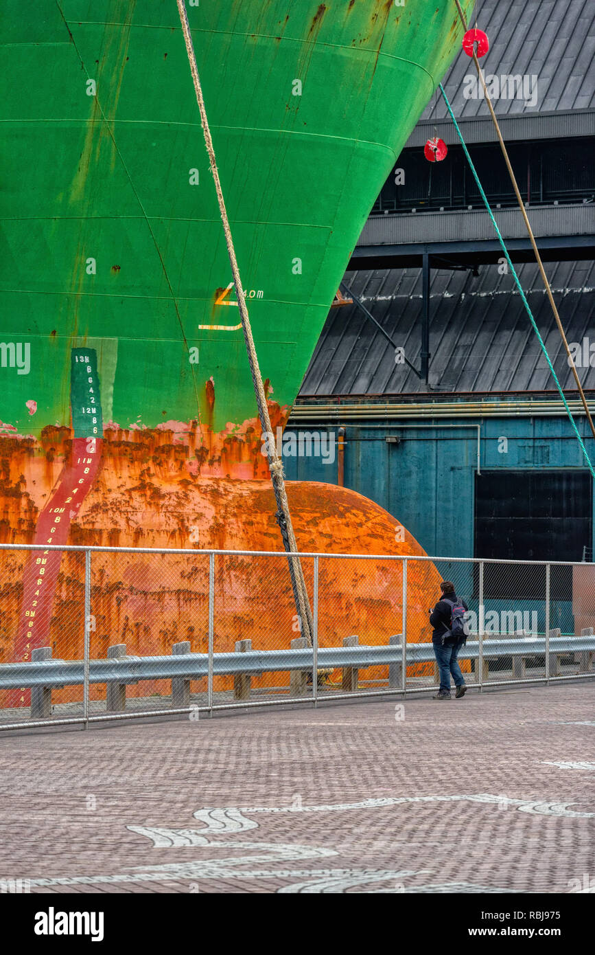 Ein Fotograf die Bilder der bulk carrier Schiff Hafen Pfeifente in Toronto, Kanada Stockfoto