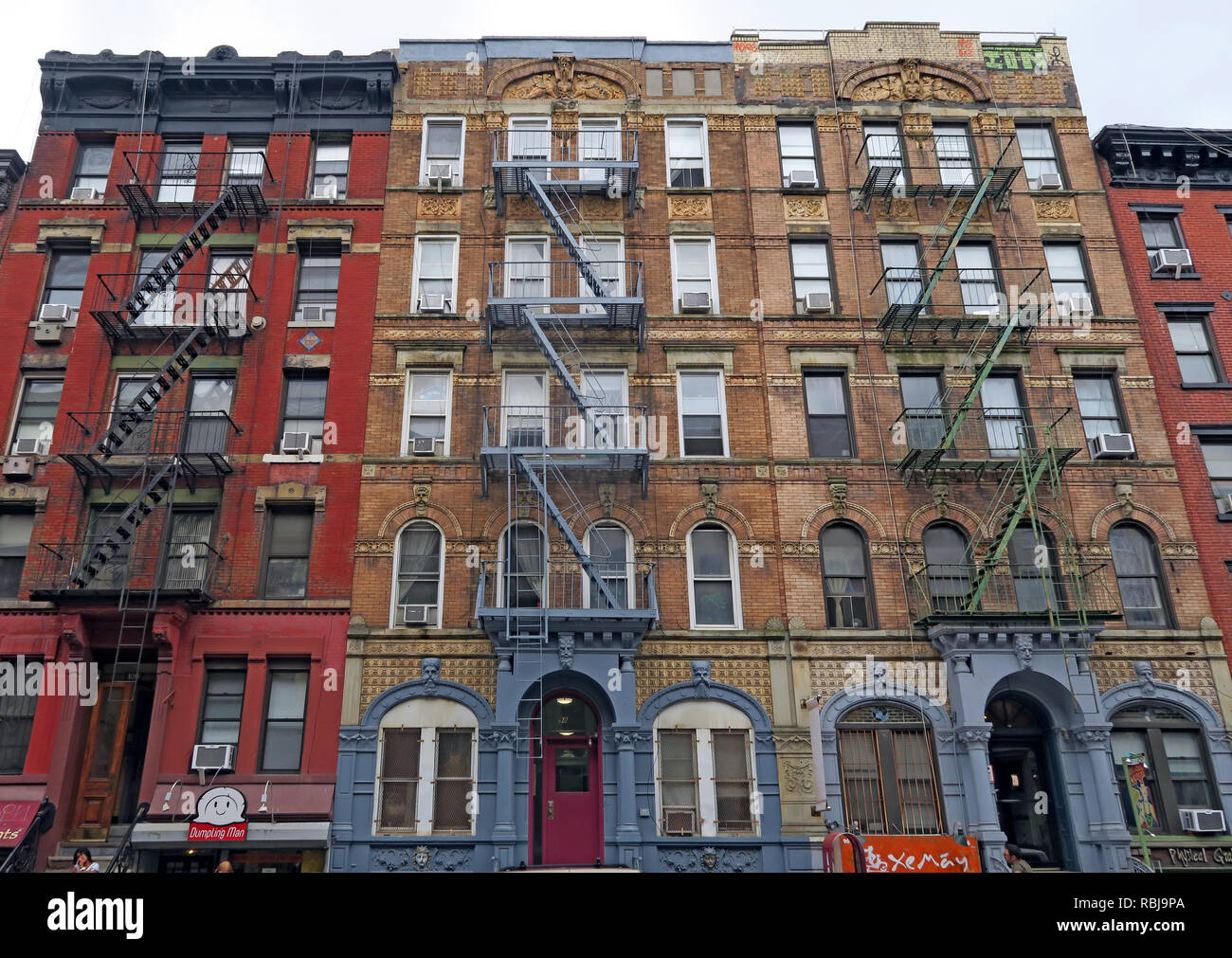 Wohnhäuser auf dem St. Mark Platz, East Village, Manhattan, New York City, in Led Zeppelin Physical Graffiti Album verwendet Stockfoto