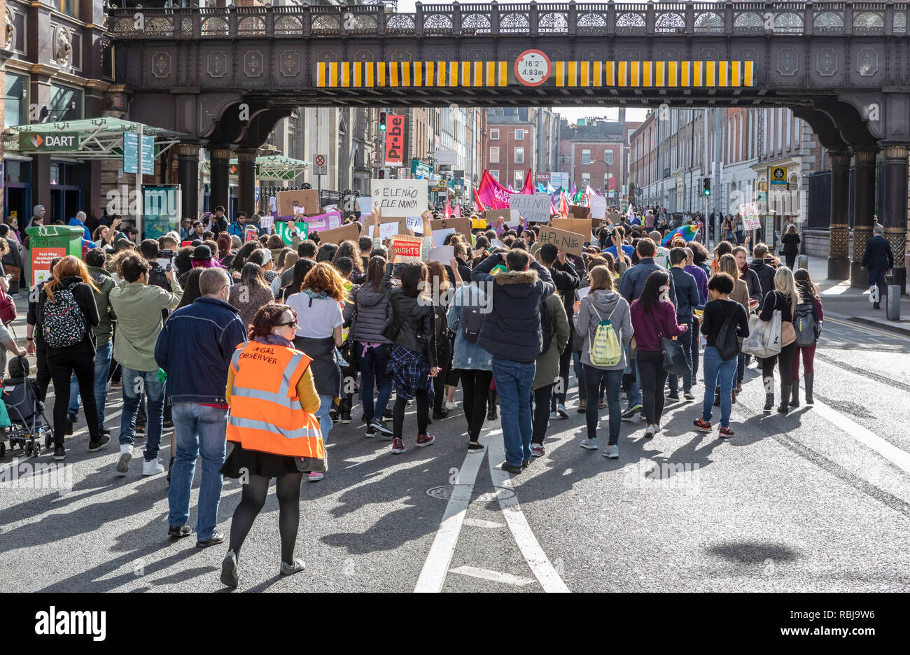 Politische Demonstranten marschieren in der Nähe von Pearse Station in Dublin, Irland. Stockfoto