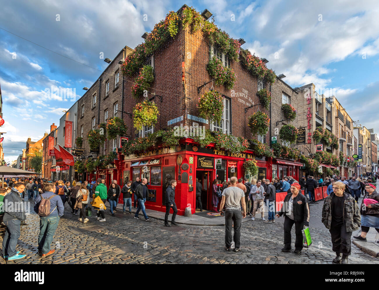 Besucher und Touristen das Viertel Temple Bar in Dublin, Irland erkunden. Stockfoto