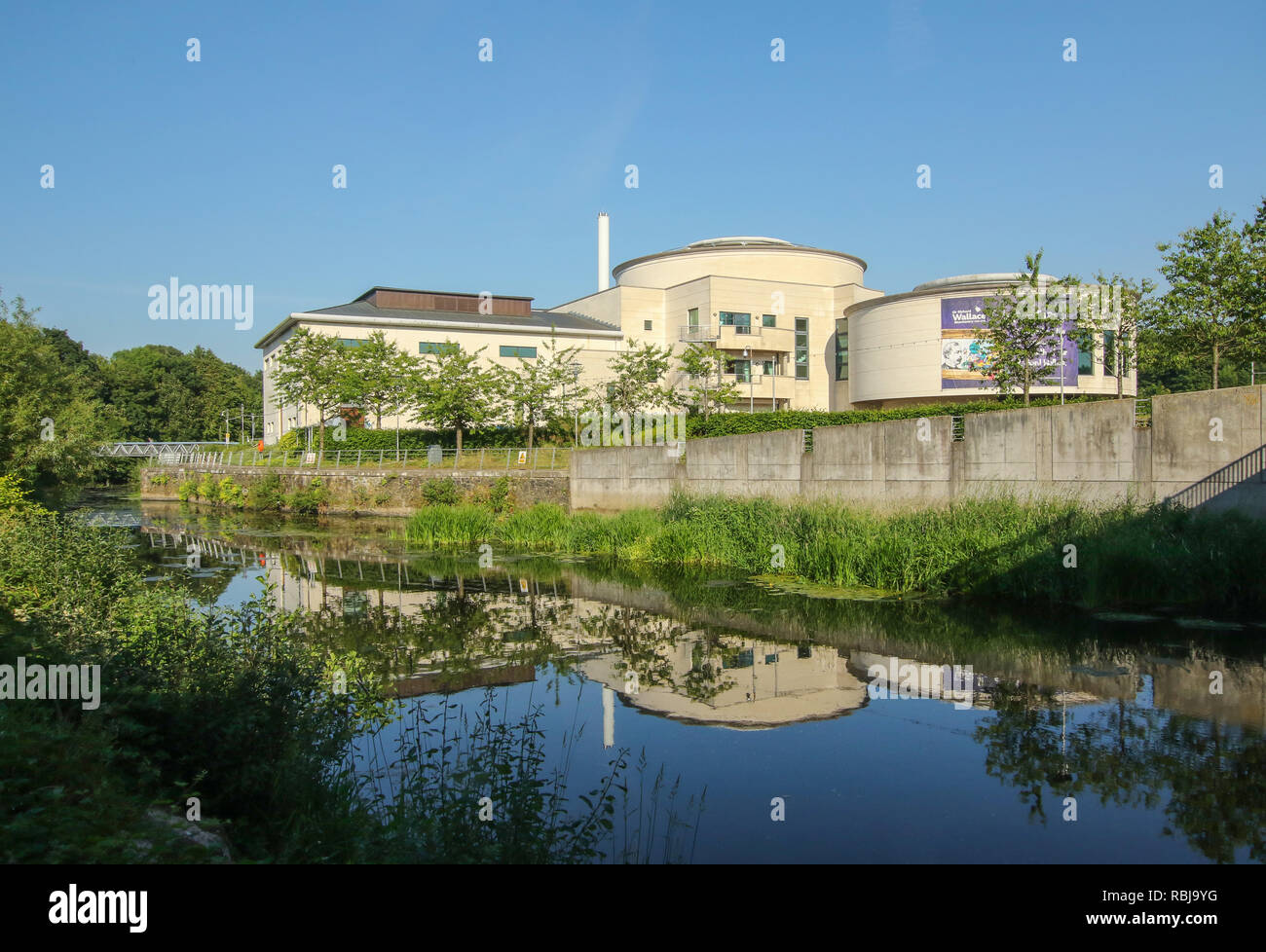 Die Insel Civic Center am Lagan Valley Insel in Lisburn, County Antrim, Nordirland mit dem Fluss Lagan im Vordergrund. Stockfoto