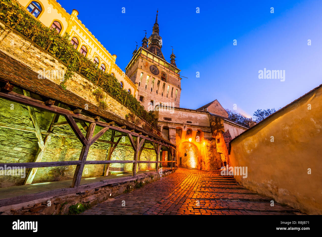 Sighisoara, Siebenbürgen, der Glockenturm und die berühmte mittelalterliche Stadt von Sachsen in Rumänien gebaut. Stockfoto