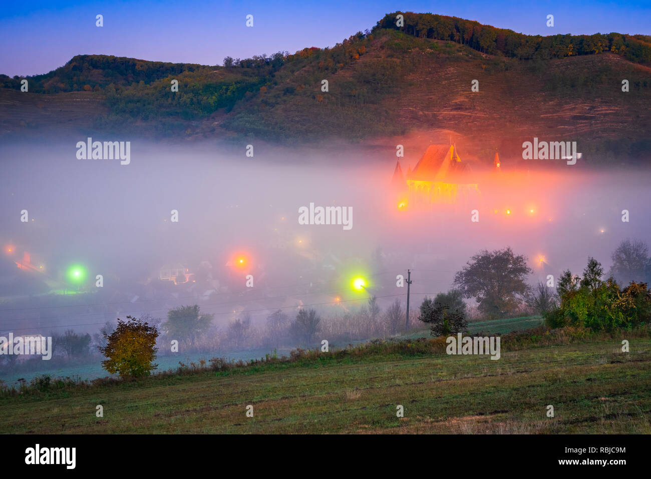 Birthälm, Rumänien. Misty Herbst morgen mit Siebenbürgen Dorf. Stockfoto