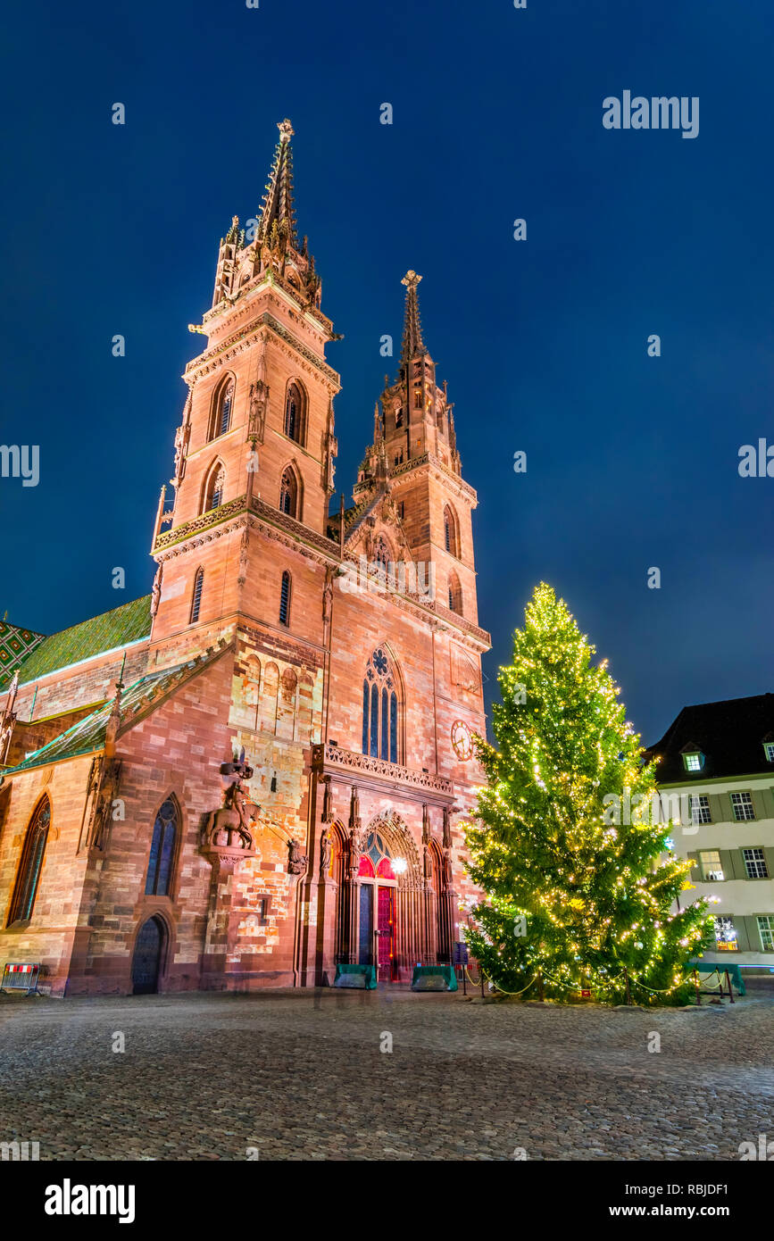 Basel, Schweiz. Weihnachten Märchen Markt am Münsterplatz und Münster  Kathedrale, der Schweizerischen Eidgenossenschaft Stockfotografie - Alamy