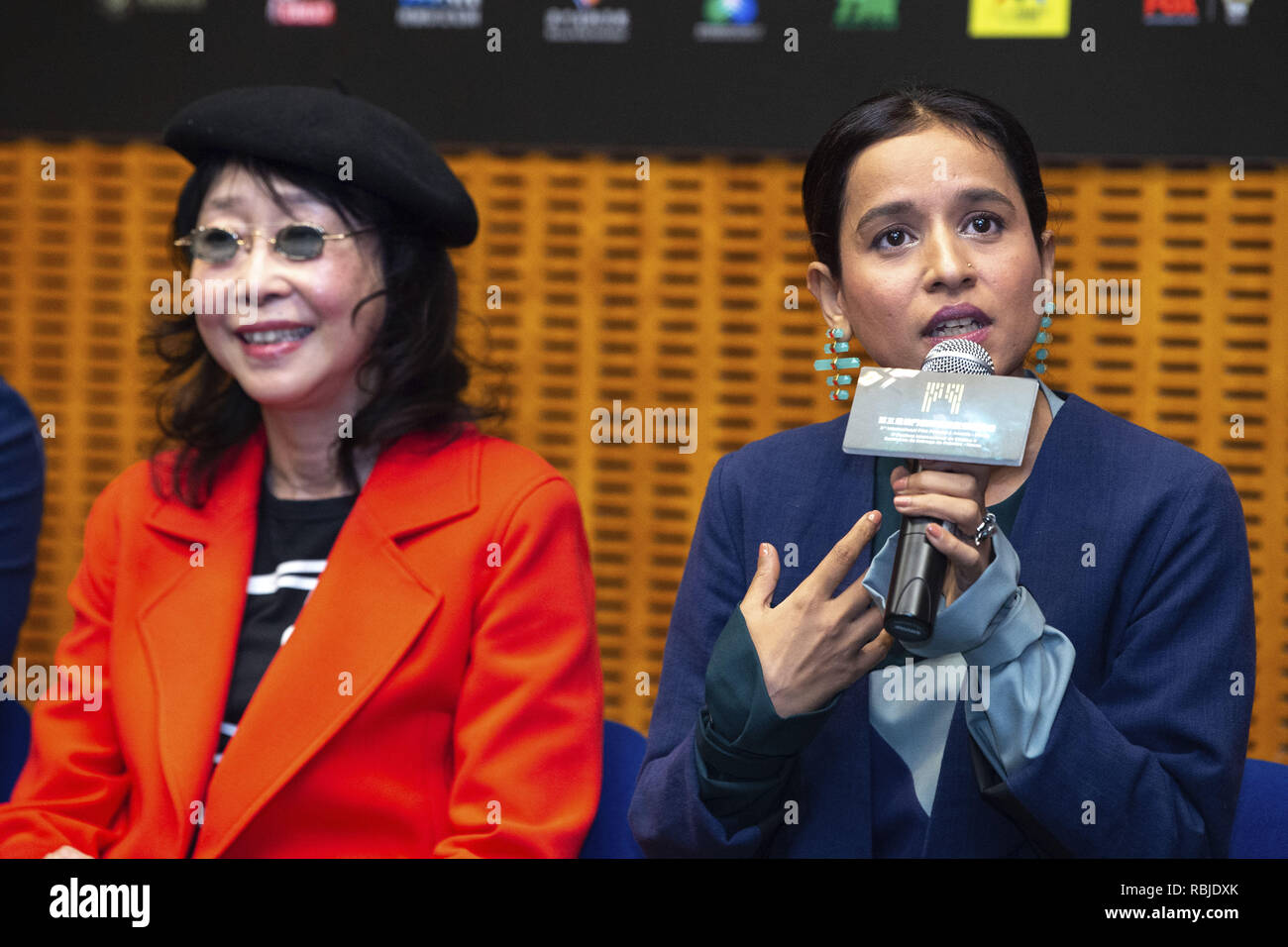 Mabel Cheung und Tillotama Shome während der Jury Pressekonferenz auf der 3. Internationalen Film Festivals & Auszeichnungen Macau im Macao Cultural Center Mit: Tillotama Shome, Mabel Cheung Wo: Macau, China, wenn: 10 Dez 2018 Quelle: Steve Finn/WANN Stockfoto