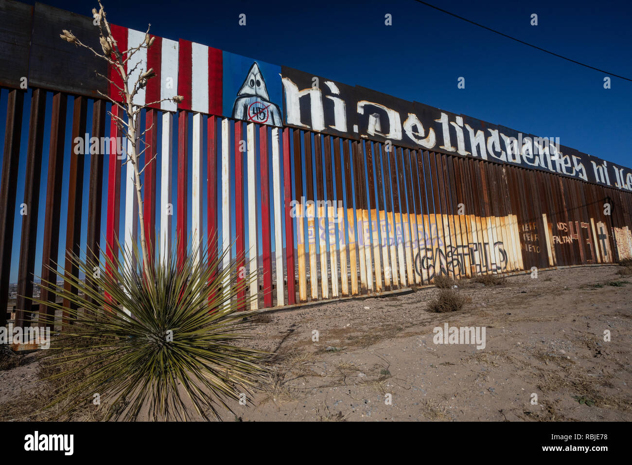United States Grenzzaun zwischen El Paso Texas und Juarez Chihuahua von der mexikanischen Seite, mit Anti-Trump protest Wandbild gesehen. Januar 2019. Stockfoto