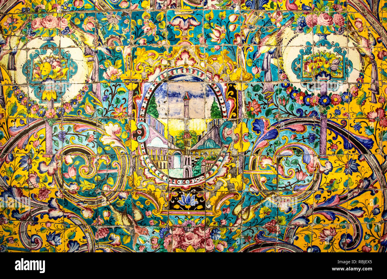 Teheran, Iran - 17. SEPTEMBER 2018: Buntes Mosaik und Fliesen in der traditionellen persischen Stil an der Wand des alten Golestan Palast in Teheran Stockfoto