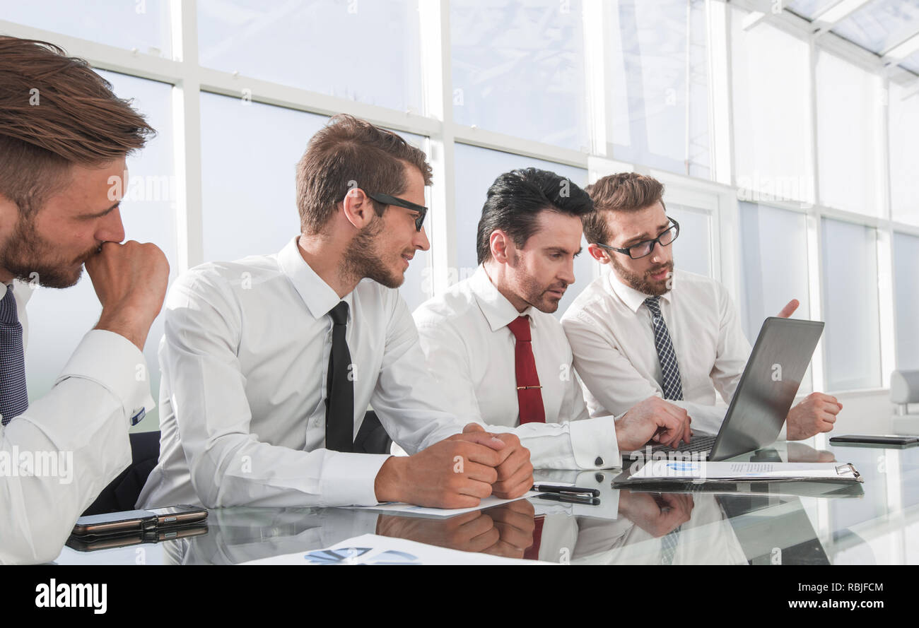 Business Team an einen Tisch im Konferenzraum Stockfoto
