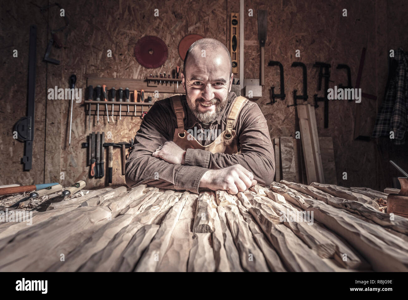 Portrait von lächelnden Tischler in einem Workshop Stockfoto