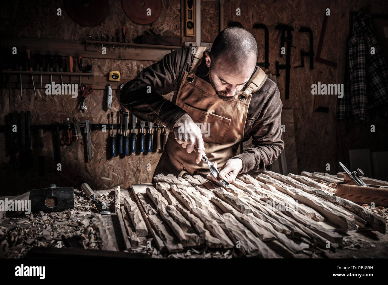 Kaukasische Tischler schnitzen Holz in seiner Werkstatt Stockfoto