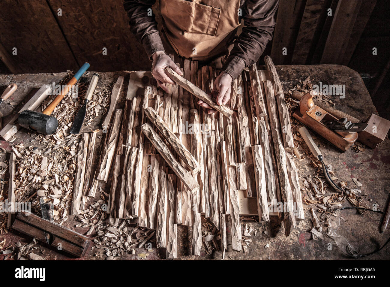 Tischler in der Werkstatt halten geschnitztem Holz Stockfoto