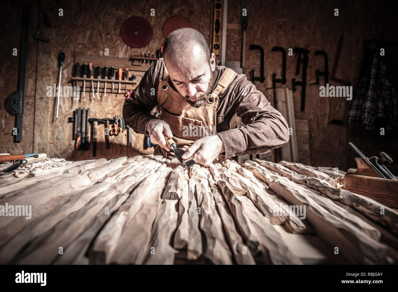 Detail der kaukasischen Tischler schnitzen Holz mit Kollisionsprüfung Stockfoto