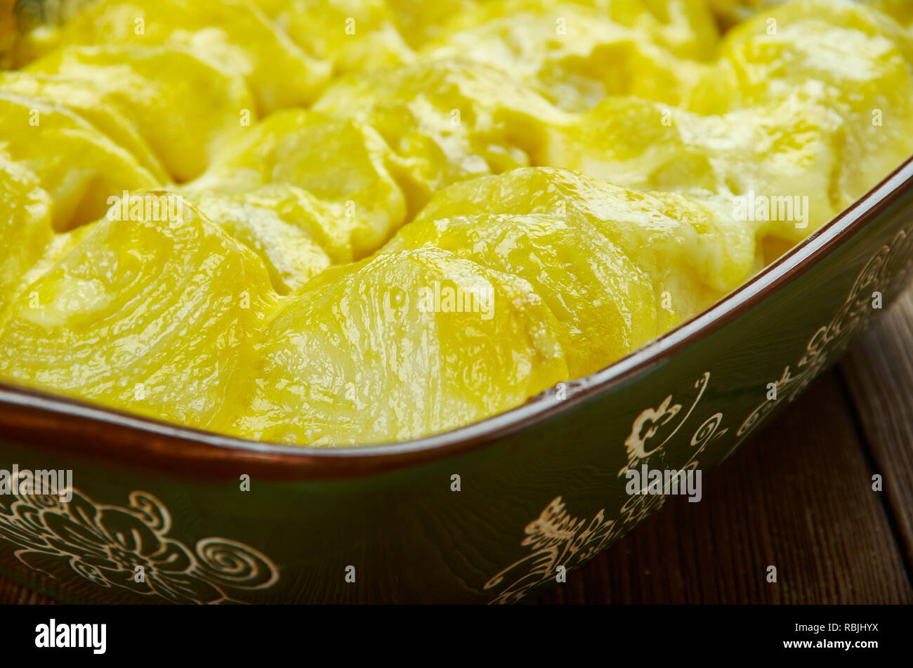 Flodekartofler - alt und sehr traditionelle dänische überbackene Kartoffeln Stockfoto