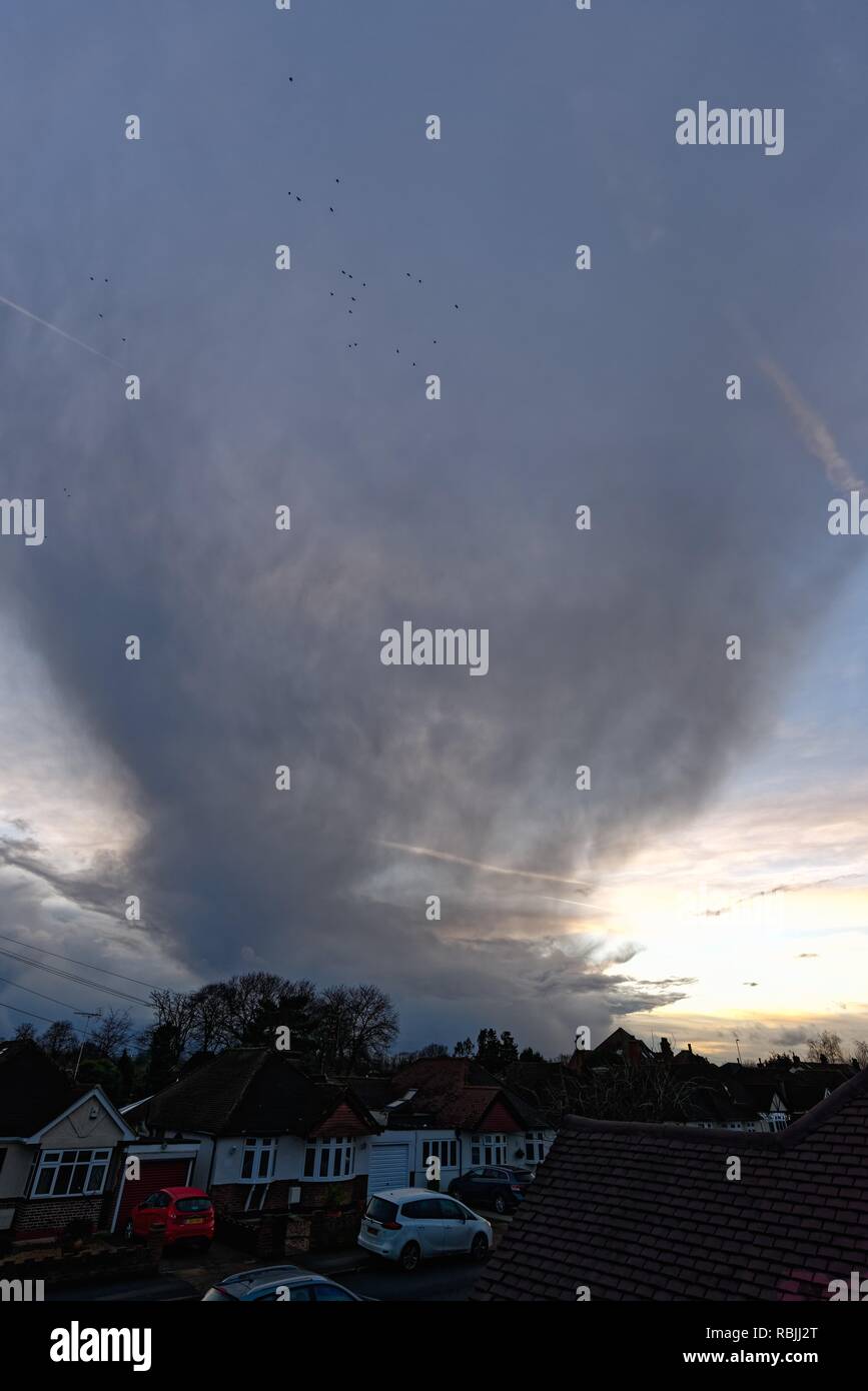 Dark Rising Sturmwolken über suburbanen Landschaft Shepperton Surrey England Großbritannien Stockfoto