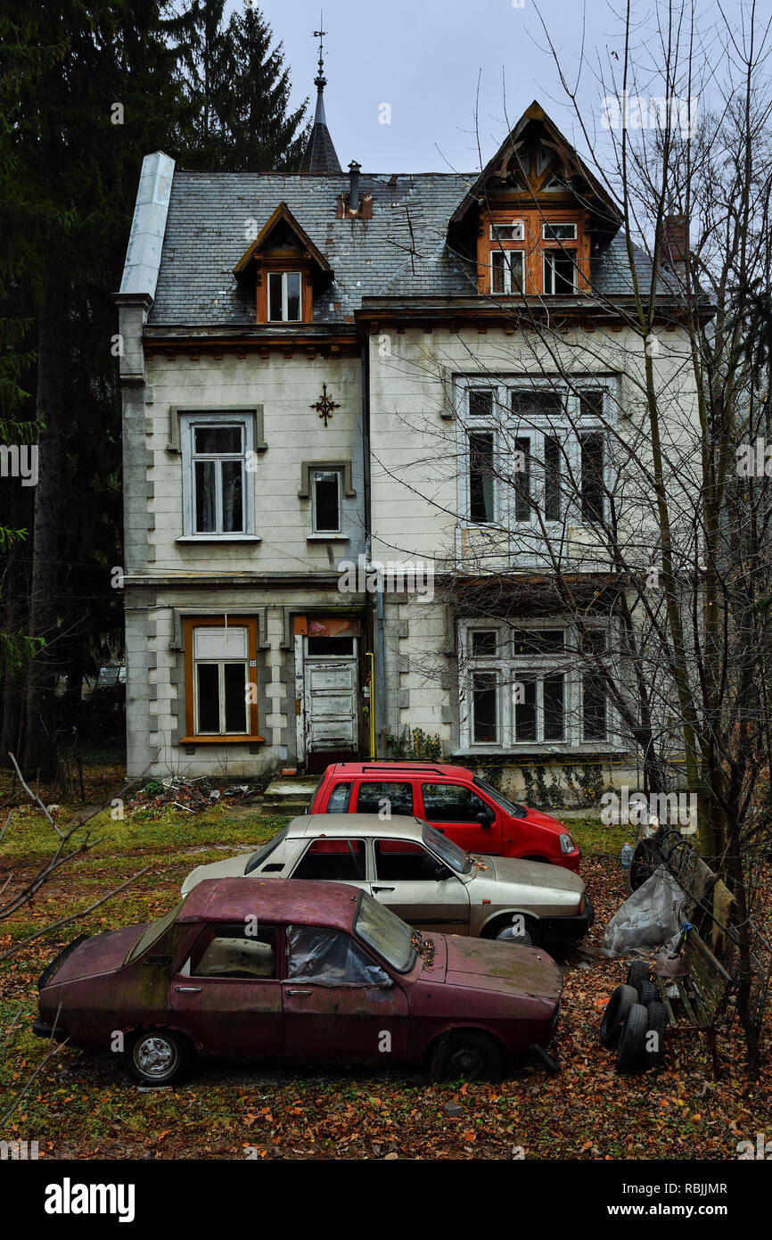 SINAIA, Rumänien - November 7, 2018. Sinaia Dokumentarfilm Projekt. Verlassenes Haus und Oldtimer im Zentrum von Sinaia, Prahova Valley Stockfoto