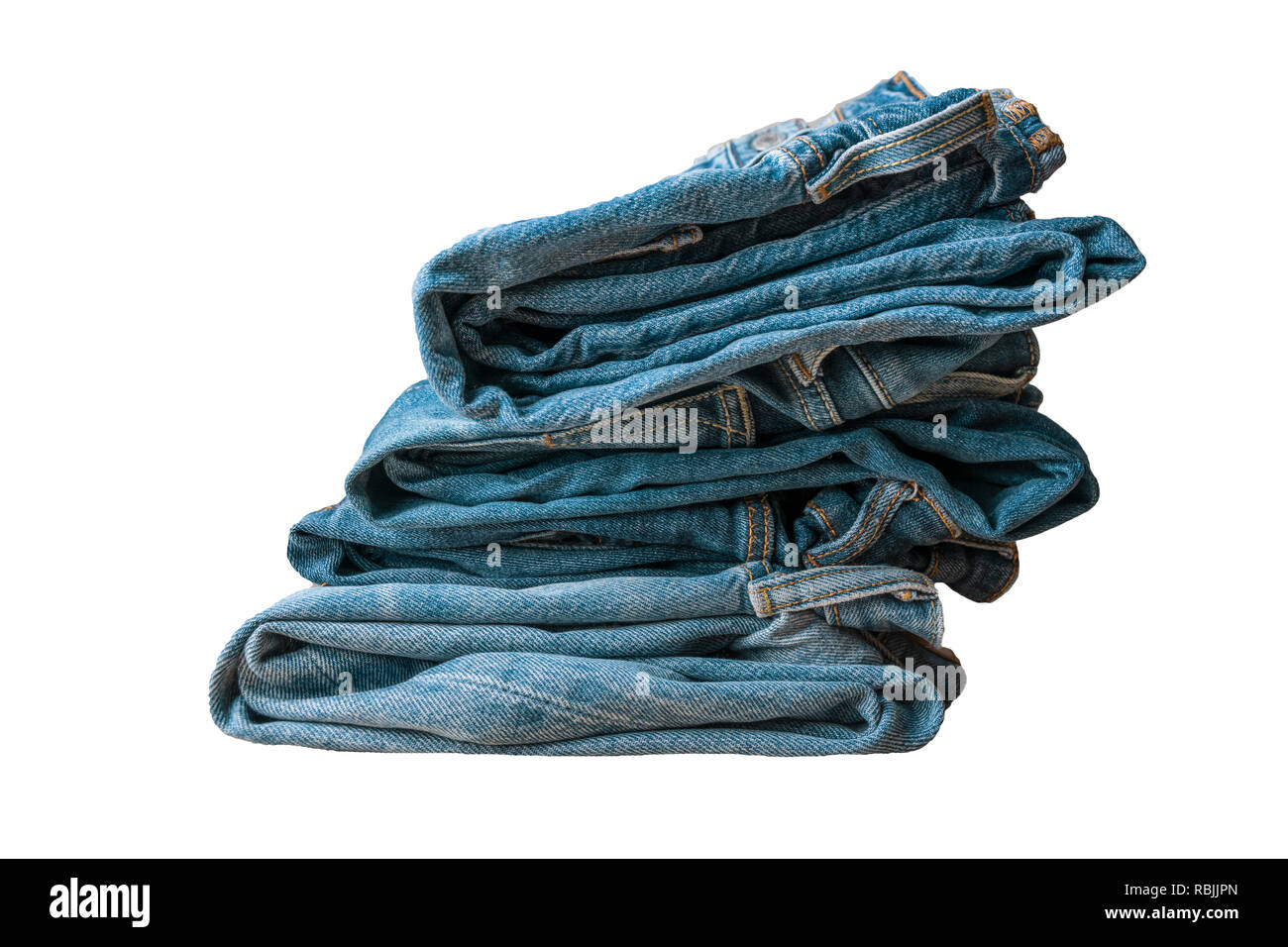 Blue Jeans Stapel auf weißem Hintergrund Stockfoto