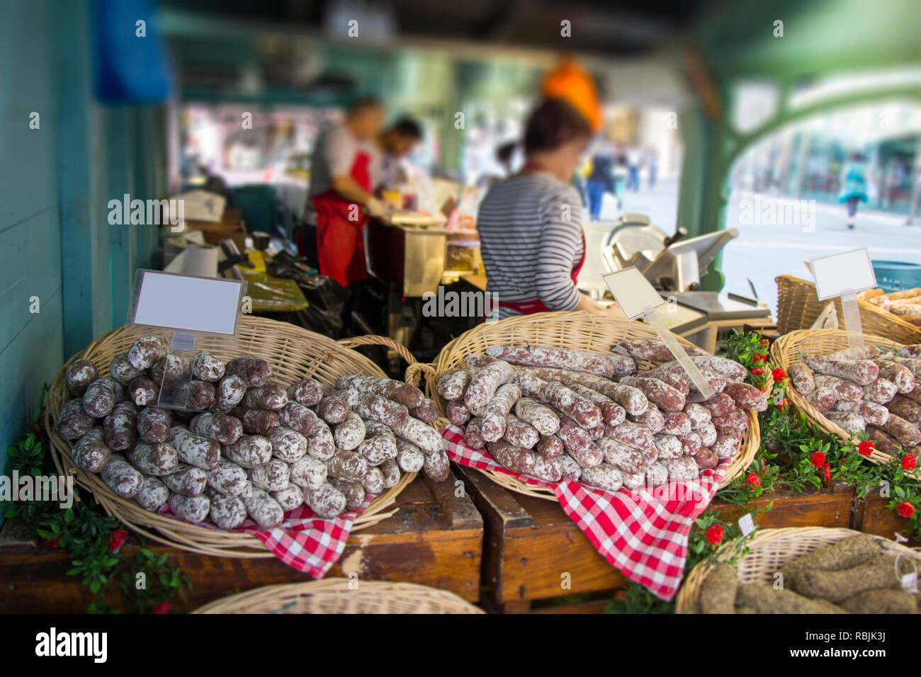 Französische Würstchen auf einem Straßenmarkt Stockfoto