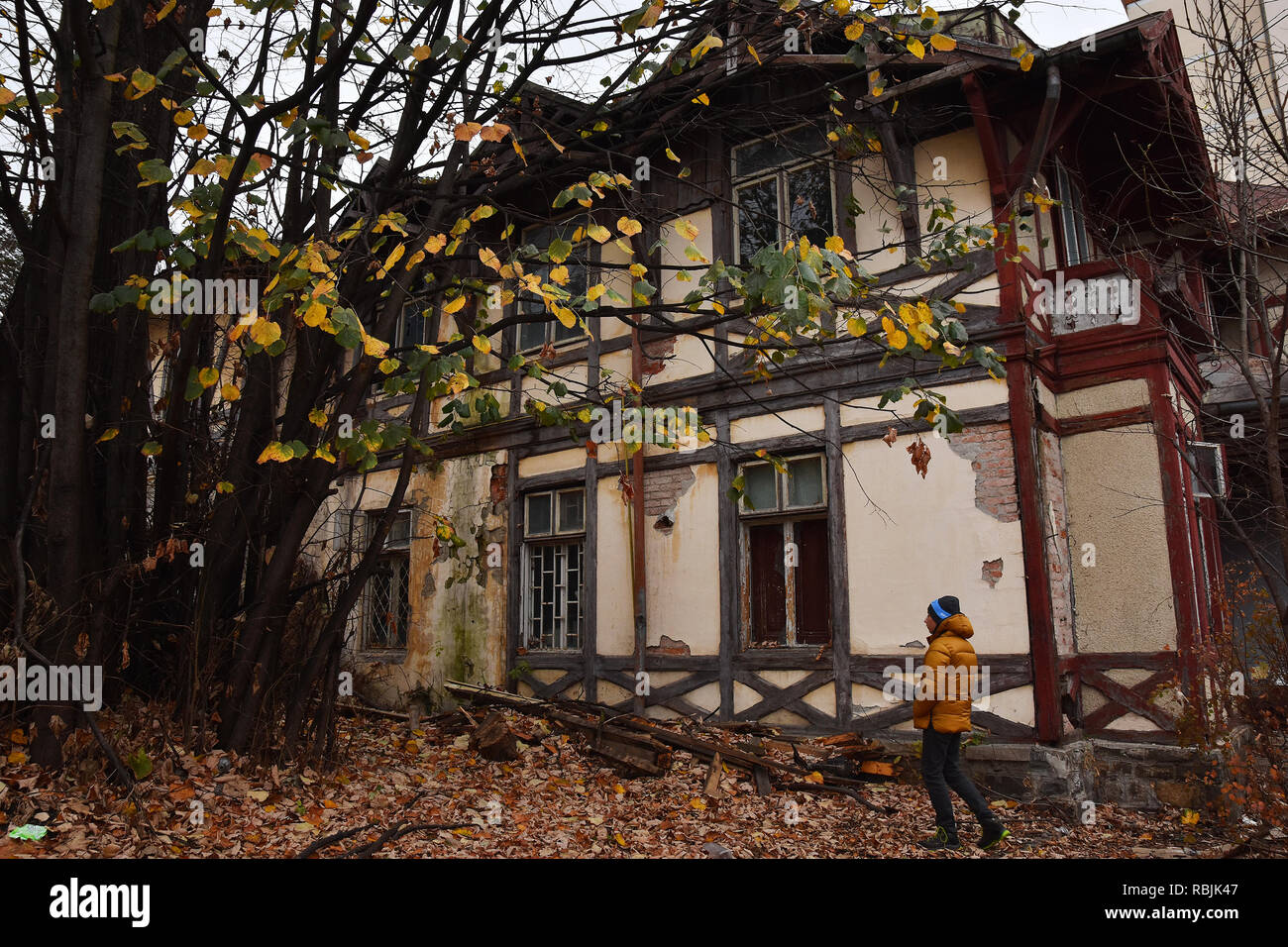 SINAIA, Rumänien - November 7, 2018. Sinaia Dokumentarfilm Projekt. Verlassenes Haus im Zentrum von Sinaia, Prahova Tal. Stockfoto