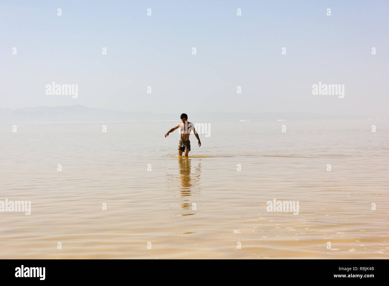 Ein Mann in flachen Gewässern von salt lake Urmia, West Provinz Aserbaidschan, Iran Stockfoto