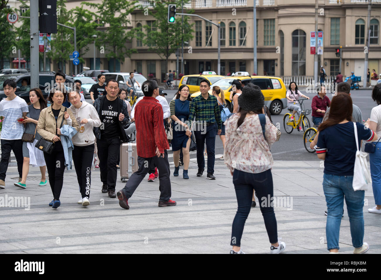 Poeple walking -Fotos und -Bildmaterial in hoher Auflösung – Alamy