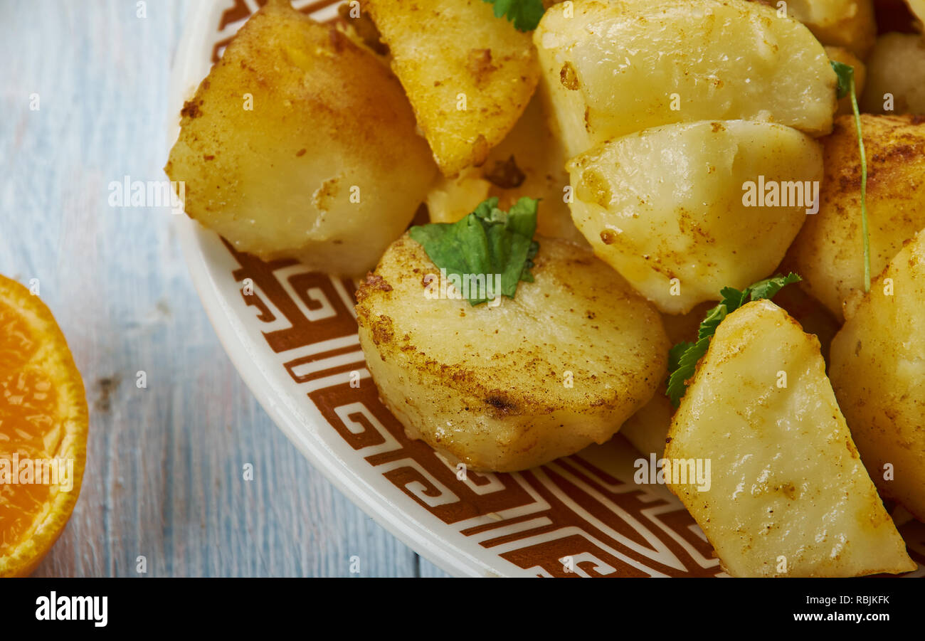 Batata Hara, im Nahen und Mittleren Osten würzigen Kartoffelsalat, nahöstliche Küche der Levante, Traditionelle verschiedene Gerichte, Ansicht von oben Stockfoto