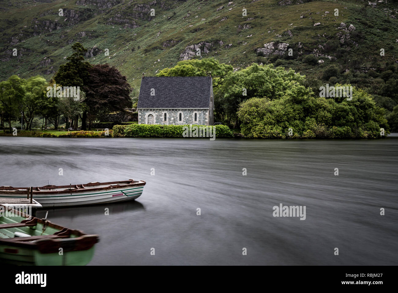 Die St. Finbarr Oratorium oder kleine Kirche auf Gougane Barra See in Irland Stockfoto