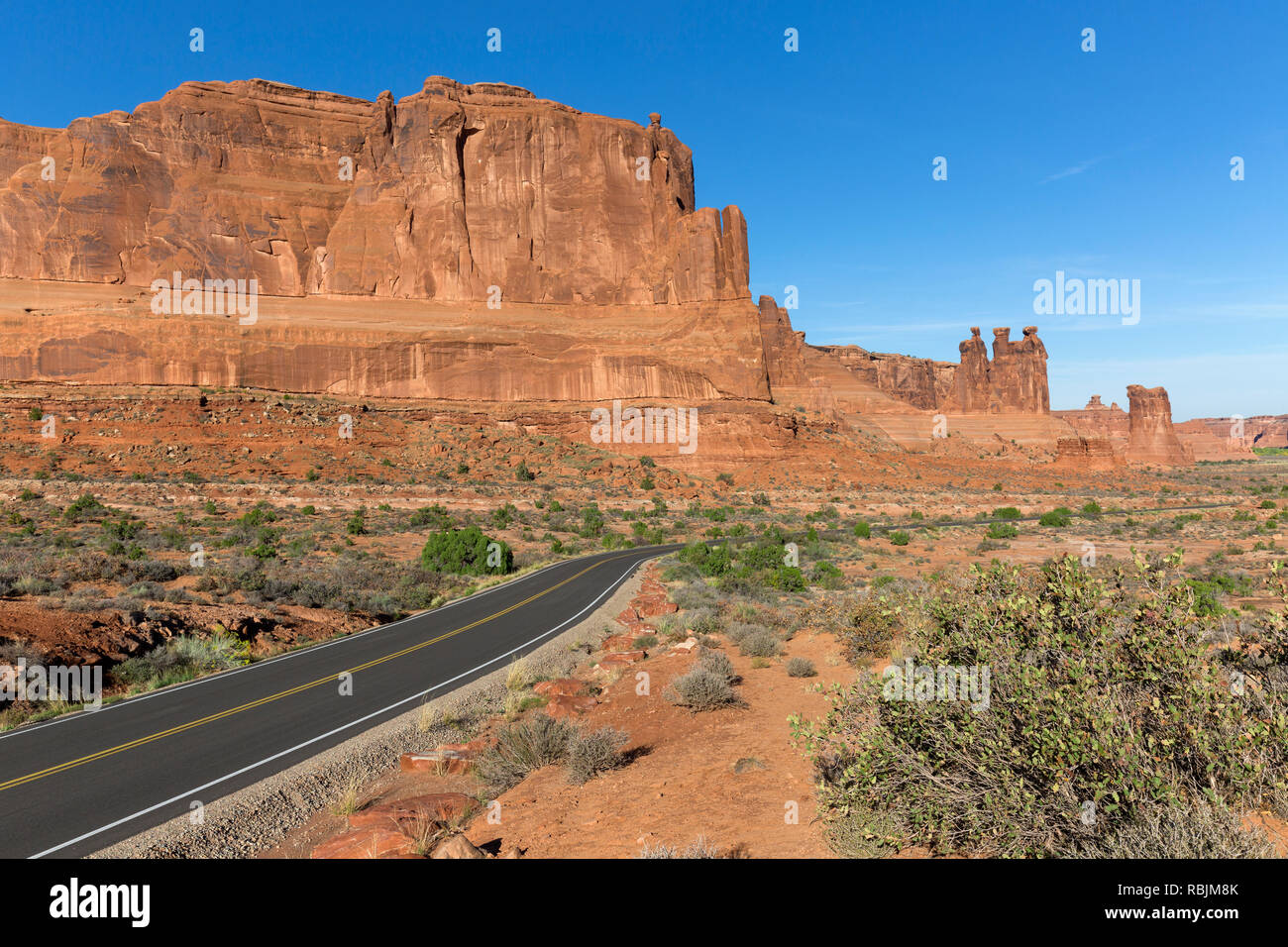Blick auf die Straße durch die Arches National Park in Utah, USA. Stockfoto