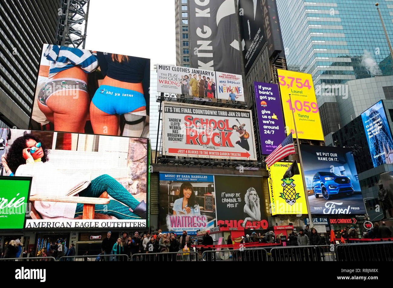 Times Square Bill Boards und Advertising, Theatre District Broadway Manhattan NYC New York City Long Island US USA Vereinigte Staaten von Amerika Stockfoto