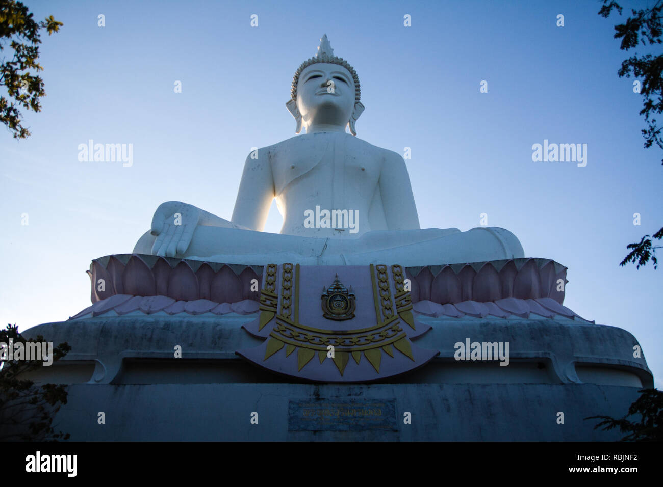 Weißer Buddha Statue in Surin, Thailand Stockfoto