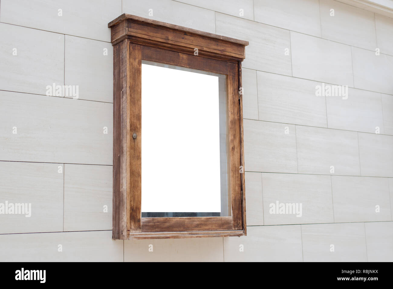 Holz- film Werbung box Mockup auf modernen Fassade. Isometrische Ansicht. Stockfoto