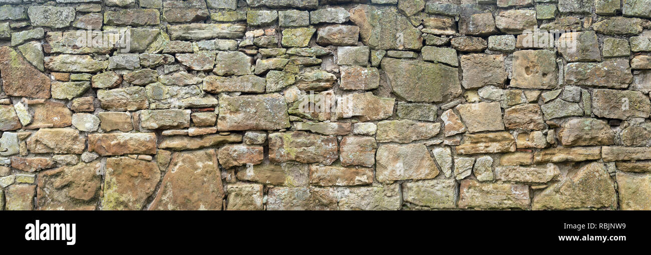 Sehr alte, raue Natursteinmauer Stockfoto