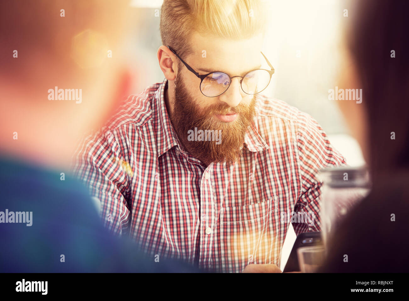 Unternehmer arbeitet mit einer Tablette während einer Konferenz Stockfoto