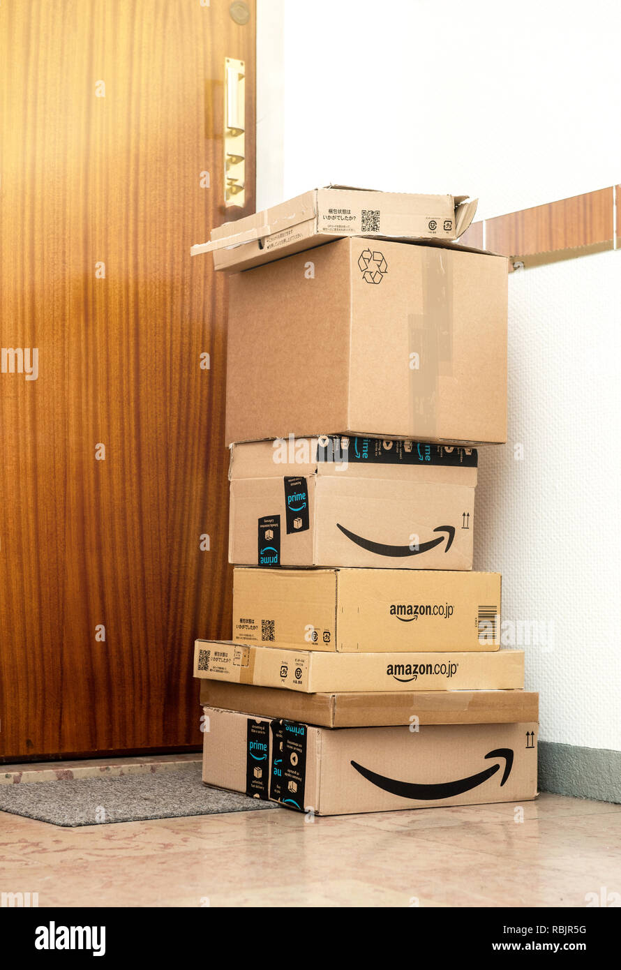 Paris, Frankreich, 15.November 2018: Stapel von mehrere Amazon Japan Frankreich, Amerika Vereinigtes Königreich Prime Karton Paketboxen durch die Postdienste in der Nähe der Wohnung eingangstür angeordnet Stockfoto
