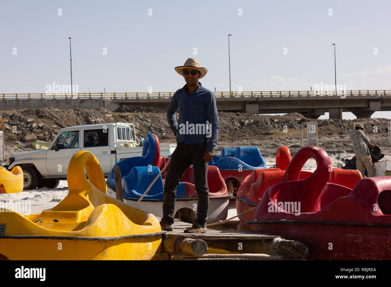 Ein junger Mann, der in den Strand von Salz Urmia See und Boot mieten, in der Freizeit, im Westen der Provinz Aserbaidschan, Iran Stockfoto