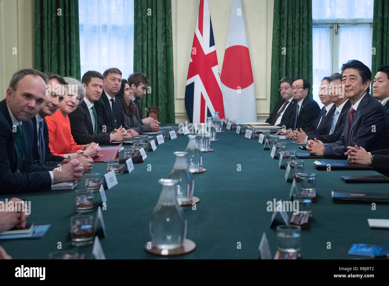 Premierminister Theresa May mit dem japanischen Premierminister Shinzo Abe in 10 Downing Street, London vor einem bilateralen Treffen. Stockfoto