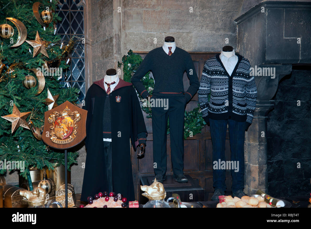 Uniformen und Wappen des Gryffindor-Hauses, ausgestellt in der Großen Halle, auf der Making of Harry Potter Tour, Warner Brothers Studios Stockfoto
