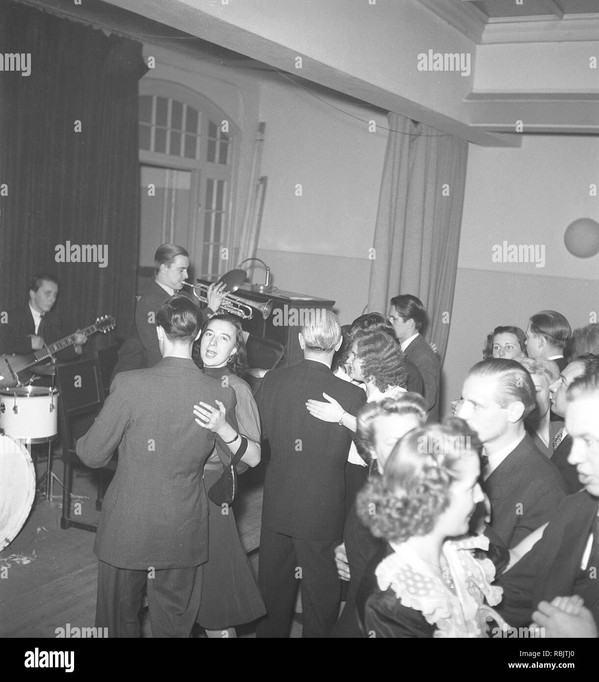 Tanz in den 1940er Jahren. Eine Band spielt und die Tanzfläche ist mit tanzenden Paare gefüllt. Bei Verstärkern, Mikrofonen und Lautsprechern waren teuer, aber es schaut sie in Ordnung ohne sie auskommen. Schweden 1945 Foto Kristoffersson ref L92-1 Stockfoto