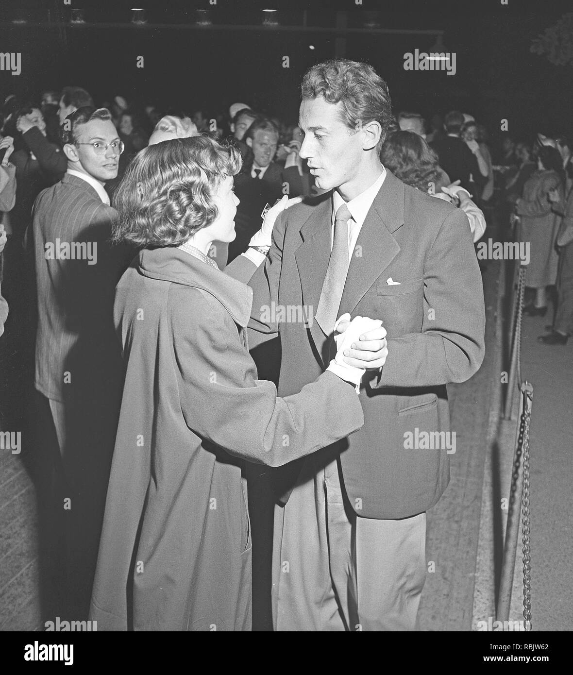 Tanz in den 1940er Jahren. Ein junges Paar an einem Tanz einander nahe, Umzug in die Musik mit einer Tanzveranstaltung. Foto Kristoffersson Ref AZ 45-3. Schweden 1940 Stockfoto