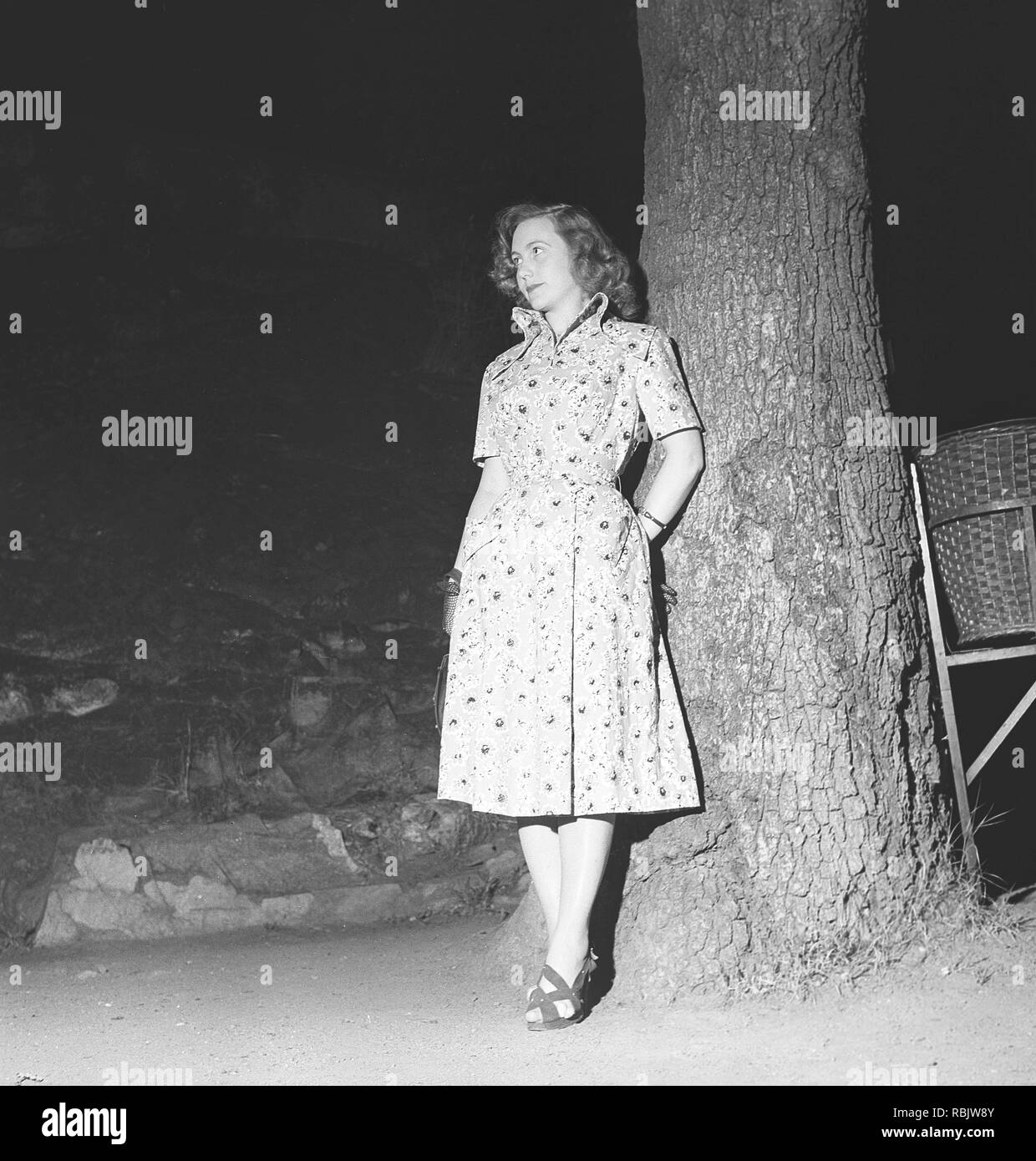 Tanz in den 1940er Jahren. Eine junge Frau an einem Tanz Veranstaltung stehen und warten für sich selbst, vielleicht warten auf ihren Partner oder einfach sich durch ihr Datum. Foto Kristoffersson Ref AZ 45-7. Schweden 1940 Stockfoto