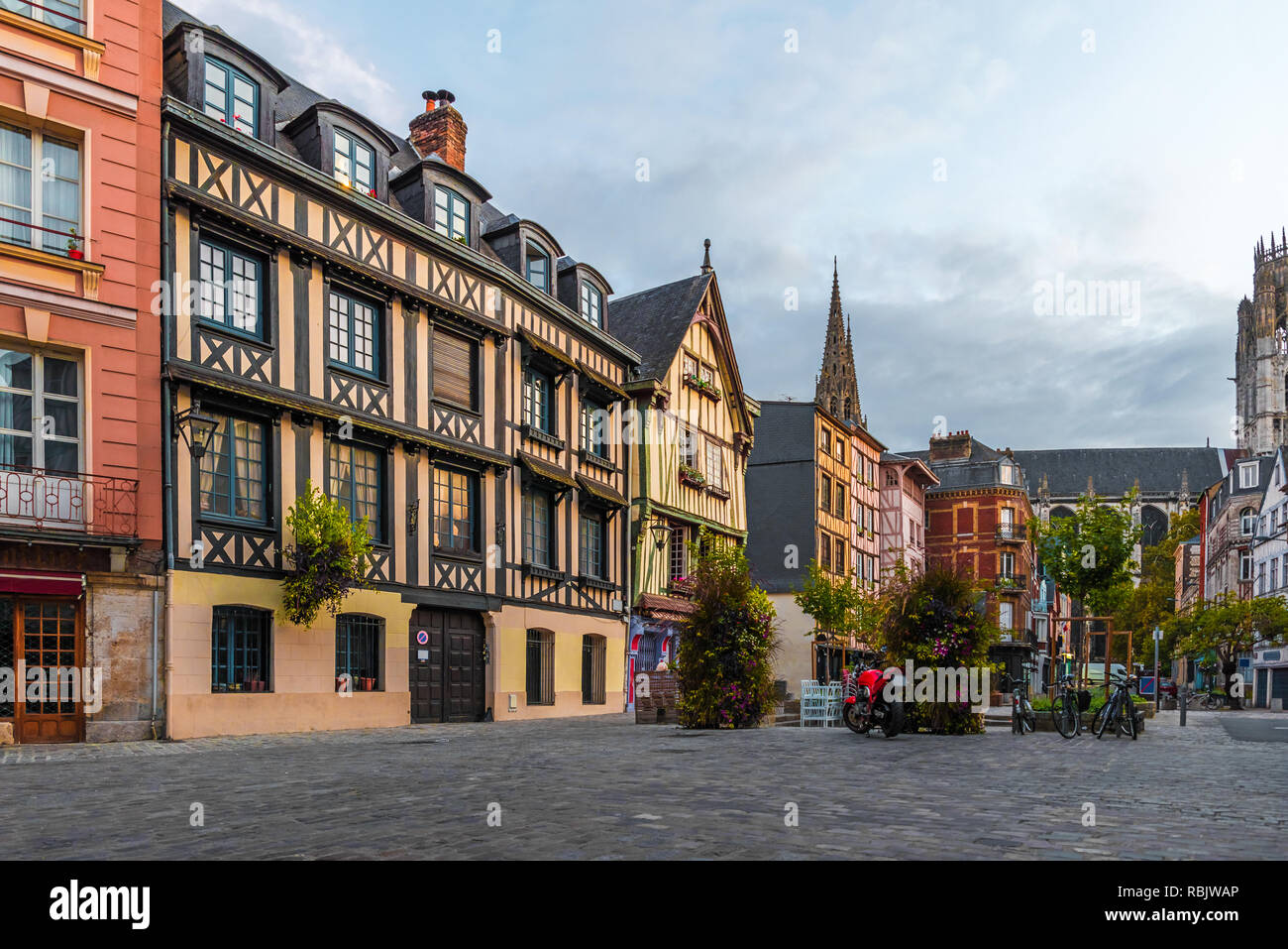 Place du Lieutenant-Aubert mit famos alte Gebäude in Rouen, Normandie, Frankreich mit niemand Stockfoto