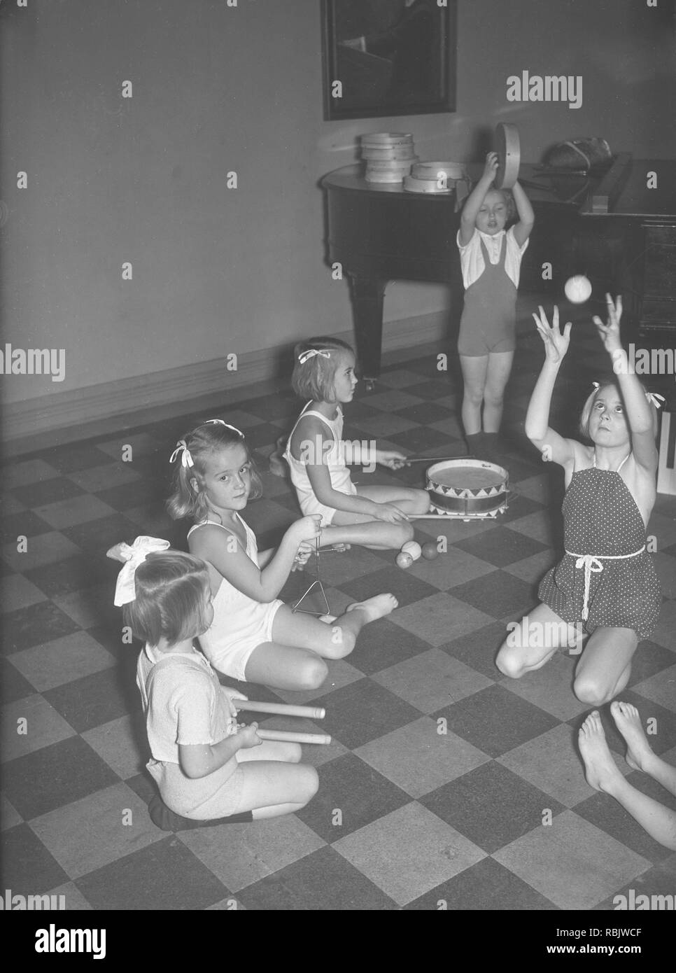Kinder, die in den 1930er Jahren. Eine Gruppe von kleinen Mädchen an einer Tanzschule, die gemeinsam spielen. Foto Kristoffersson Ref 13-2. Schweden 1939 Stockfoto