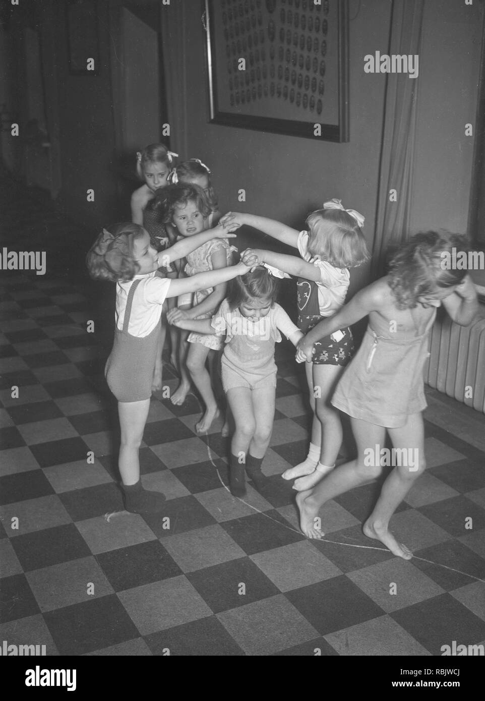 Kinder, die in den 1930er Jahren. Eine Gruppe von kleinen Mädchen an einer Tanzschule, die gemeinsam spielen. Foto Kristoffersson Ref 13-1. Schweden 1939 Stockfoto