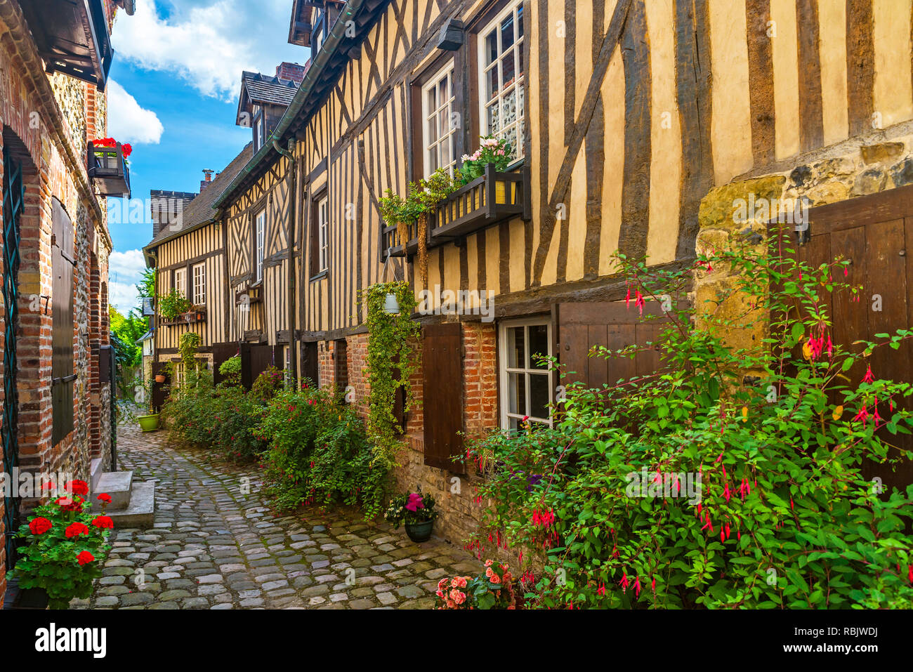 Alte gemütliche Straße mit historischen Fachwerkhaus Gebäude in der schönen Altstadt von Honfleur, Frankreich mit niemand Stockfoto