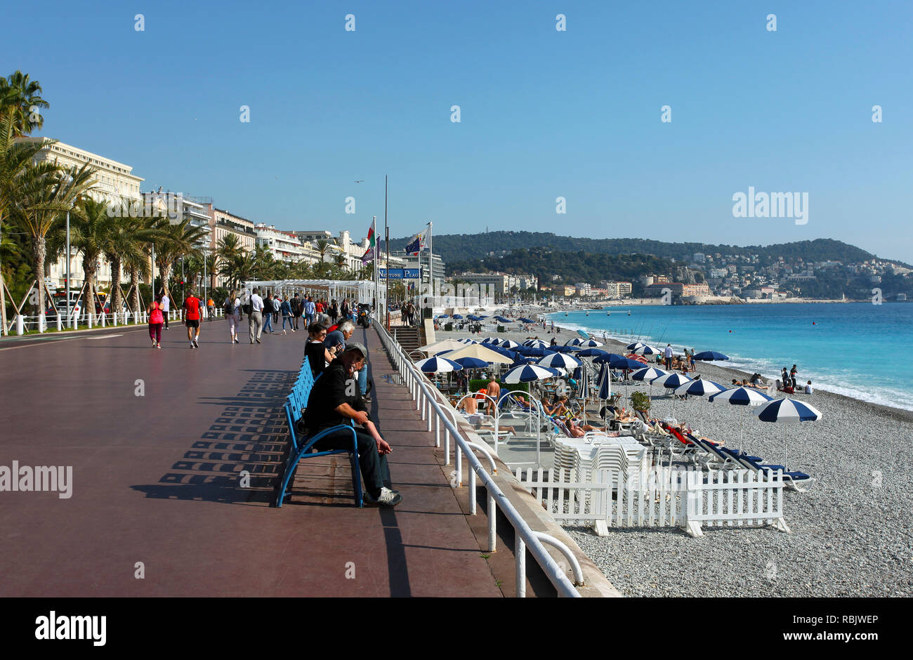 Bild auf den Strand und die Promenade Des Winkel, die entlang der Mittelmeer führt an der Cote d'Azur (Französische Riviera) in Nizza, Frankreich Stockfoto
