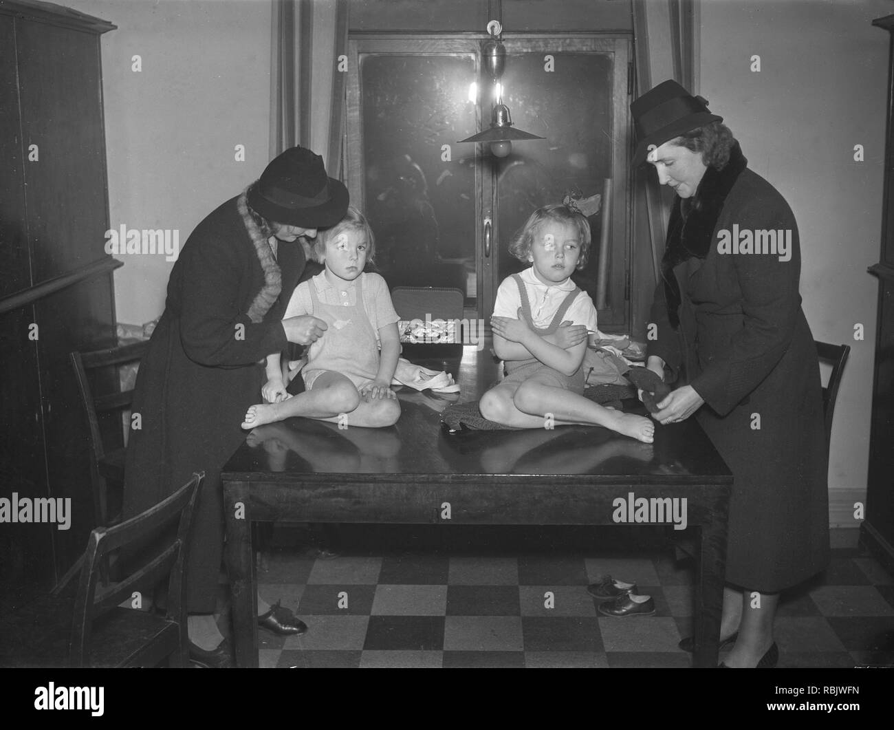 Kinder, die in den 1930er Jahren. Zwei kleine Mädchen sind gefallen wird aus für Tanzstunden durch ihre Mütter sie nicht zu scharf zu ändern Kleid für die Gelegenheit und scheinen. Foto Kristoffersson Ref 13-6. Schweden 1939 Stockfoto