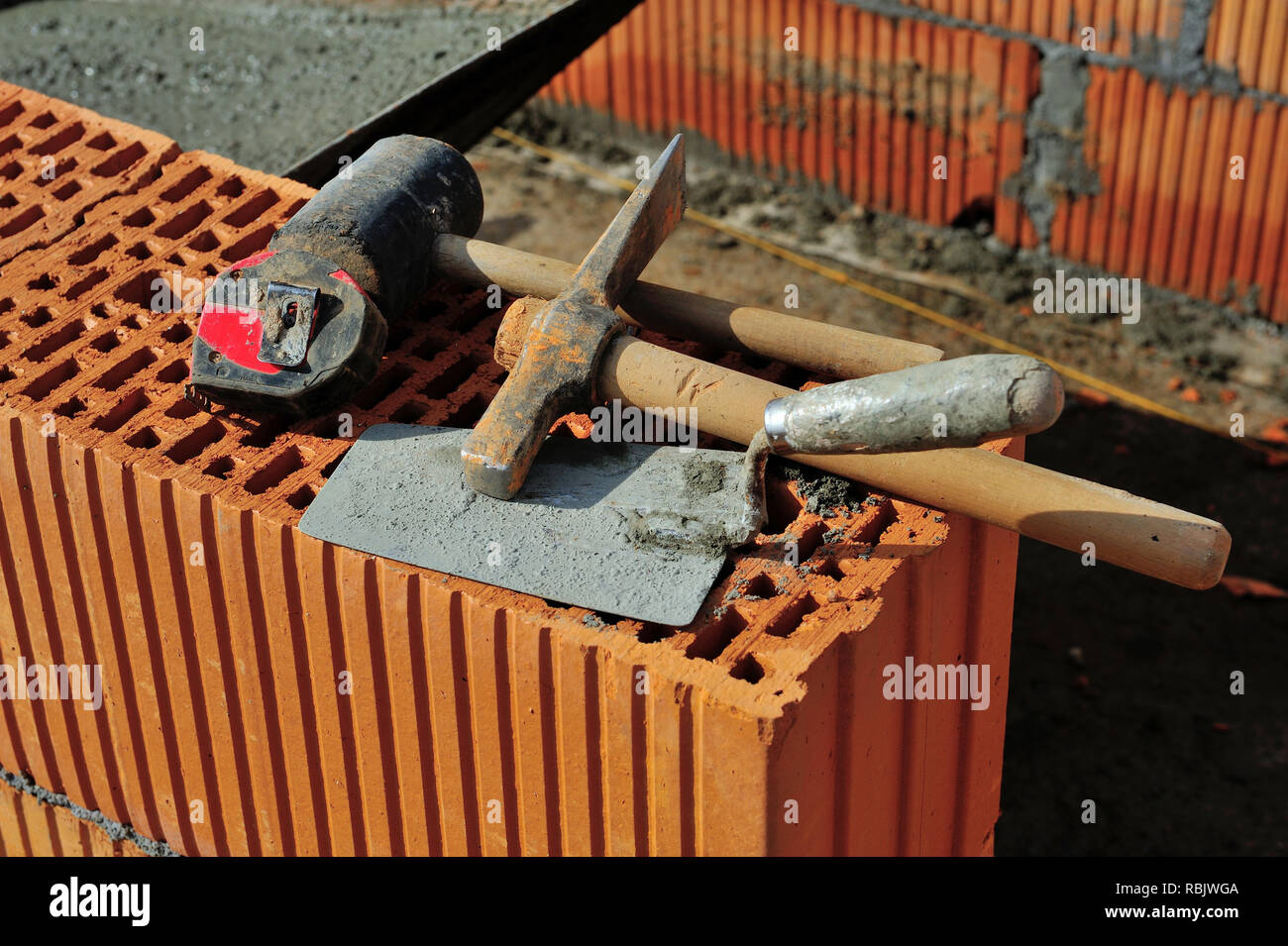 Mauer, Ziegel. Wandziegelstein, rohen Ziegel, Mörtel, Ziegel Wand Krawatte Stärke haltbare Hand, Bau, Mauerwerk, Ziegel, Mauerwerk, traditionelle, menschliche, home, Stockfoto