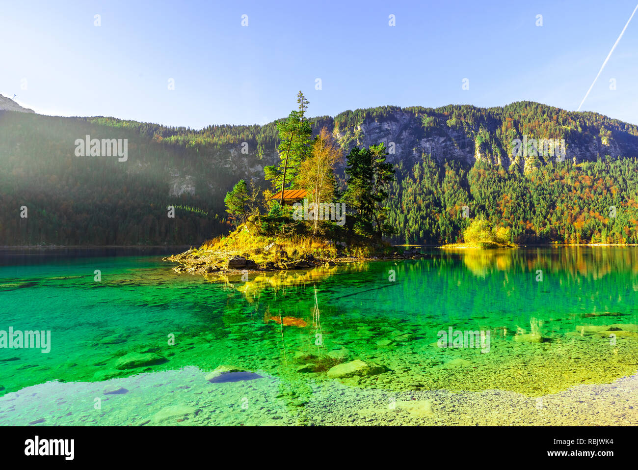 Wunderbare herbst Sonnenaufgang der Eibsee. Erstaunlich morgen Blick auf die Bayerischen Alpen an der österreichischen Grenze, in Deutschland, in Europa. Schönheit der Natur Konzept hinterg Stockfoto