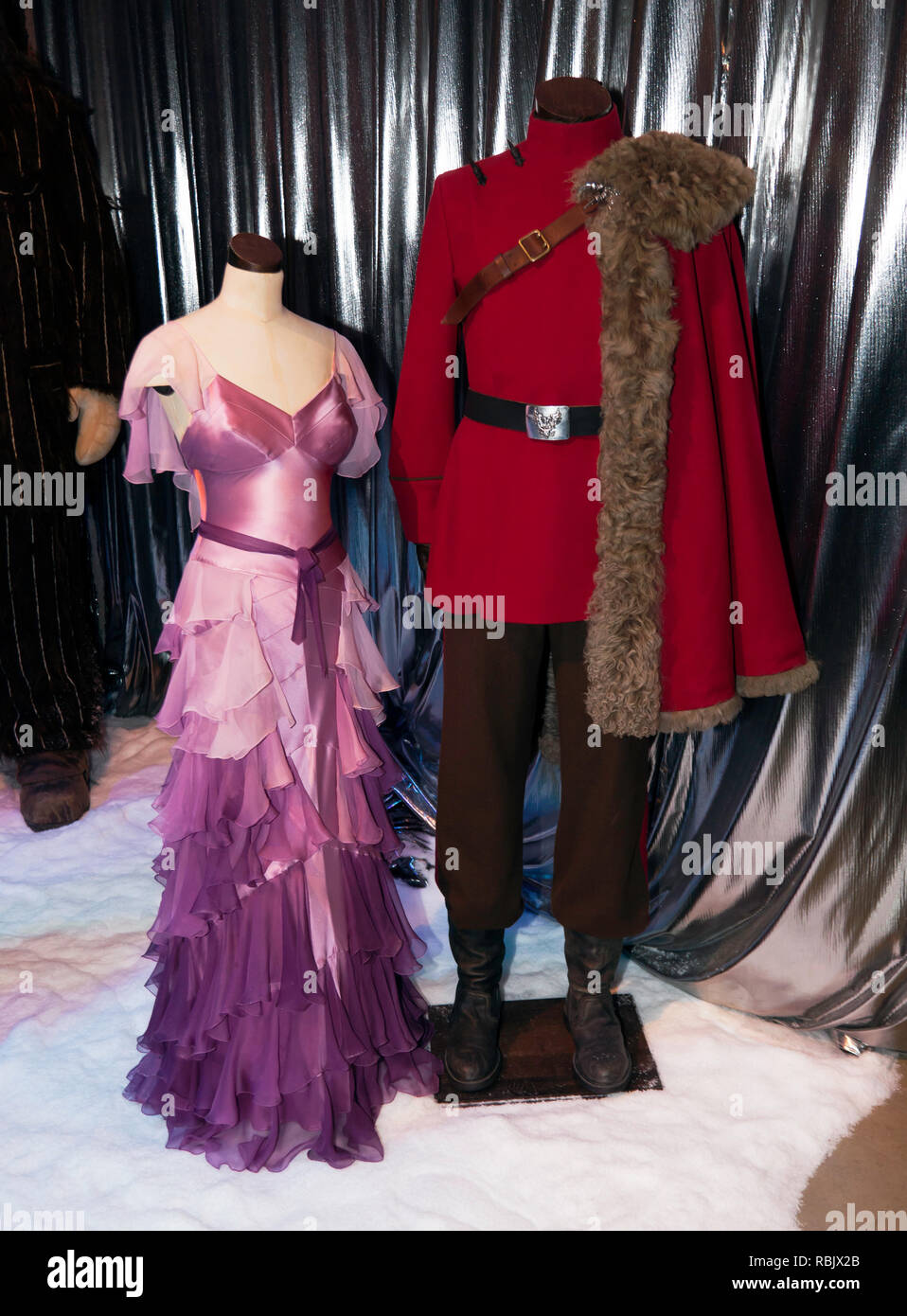 Kostüme getragen von Stanislav Yanevski (Viktor Krum) und Emma Watson (Hermine Granger), der auf dem Weihnachtsball in Harry Potter und der Feuerkelch Stockfoto
