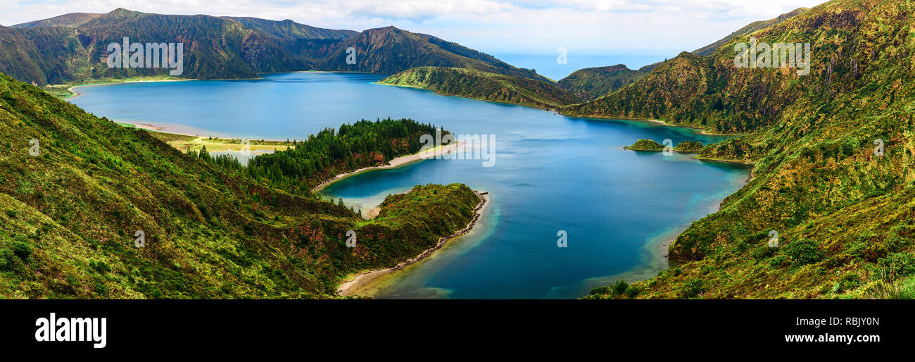 Panoramablick auf See Lagoa do Fogo aus den Bergen auf der Insel San Miguel, Azoren, Portugal Stockfoto